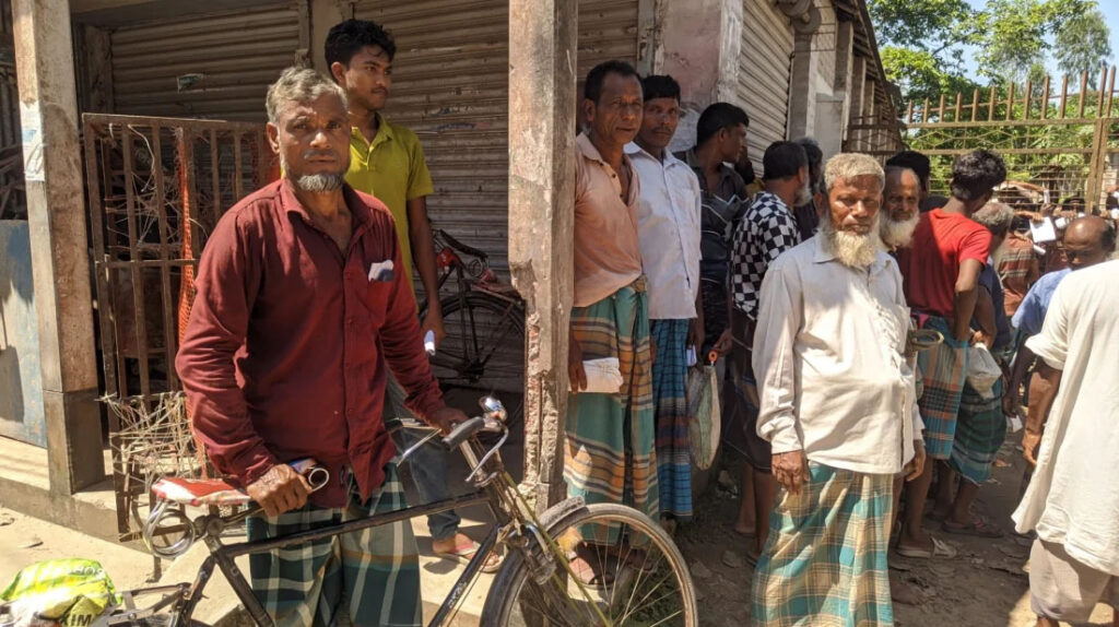 ‘তিন দিন ঘুরছি, সার পাই নাই: মারি ফেলার বুদ্ধি করছে’